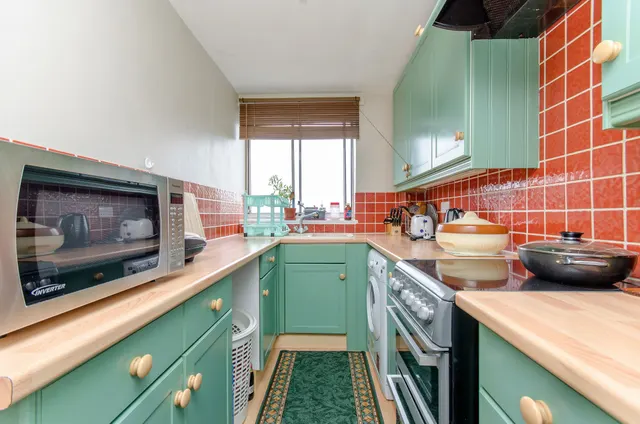 Photo 3 — 24 Tenbury Close, London