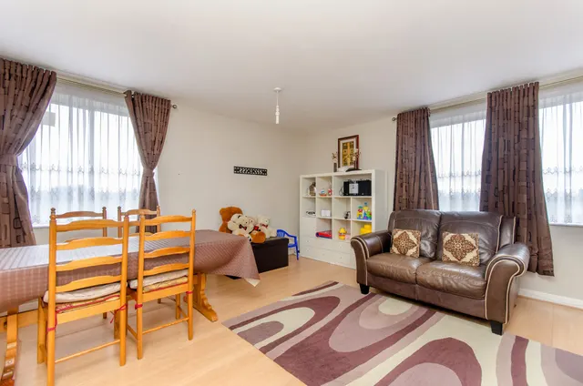 Photo 2 — 24 Tenbury Close, London