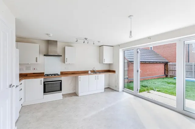 Sapphire Street, Irthlingborough, NN9, photo 2