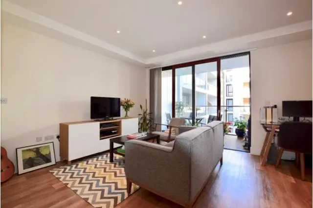 36 Knaresborough Drive, Wandsworth, photo 1