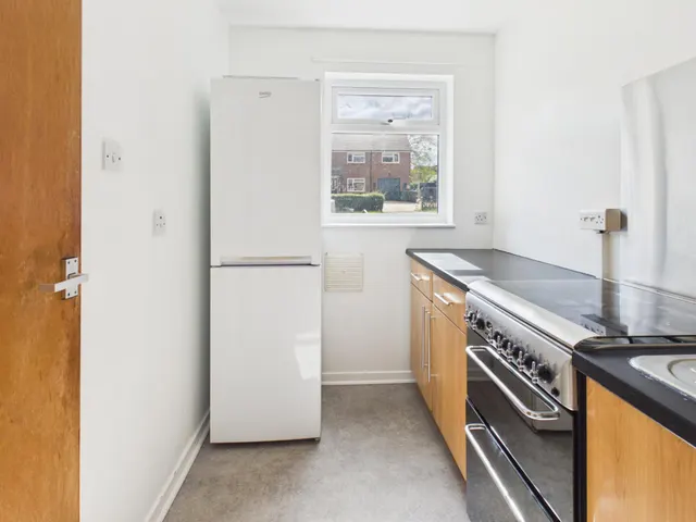 Photo 3 — Titchfield Close, Tadley, RG26