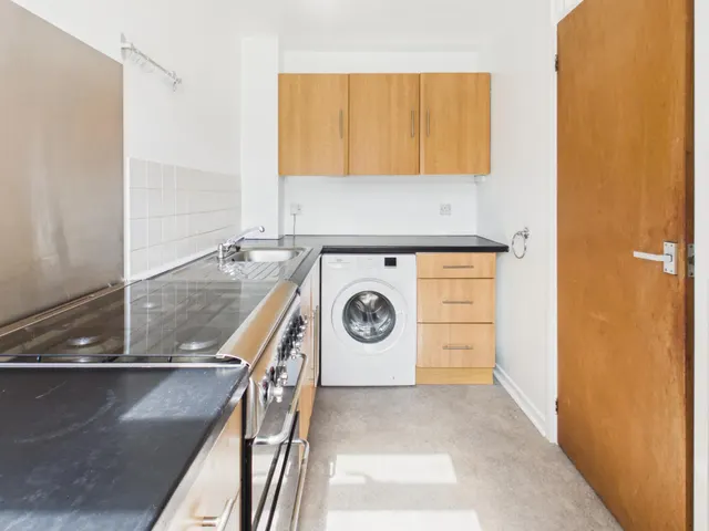 Photo 2 — Titchfield Close, Tadley, RG26
