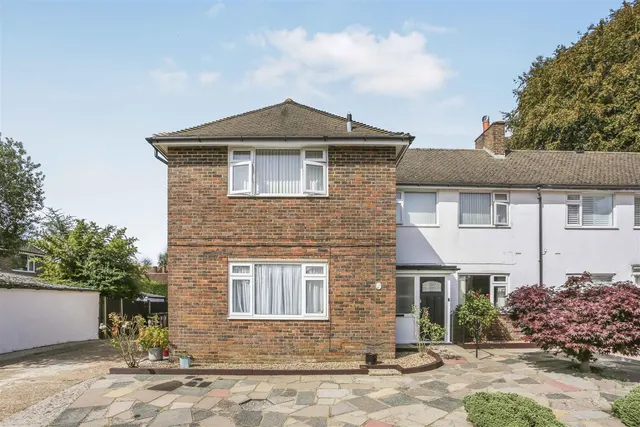 Courtlands Crescent, Banstead, SM7 2PL, photo 1