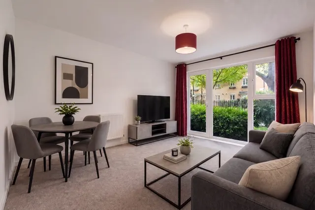 Burcher Gale Grove, London, photo 1