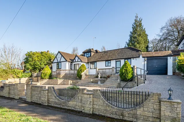 Woodside Road, Purley CR8 4LN, photo 1