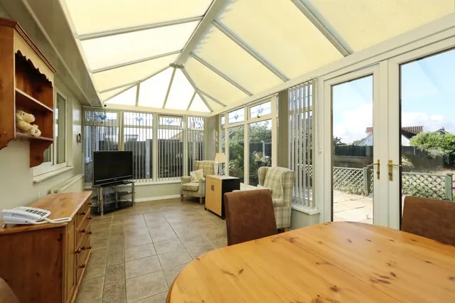 Photo 3 — Cove Road, Westwoodside, Doncaster