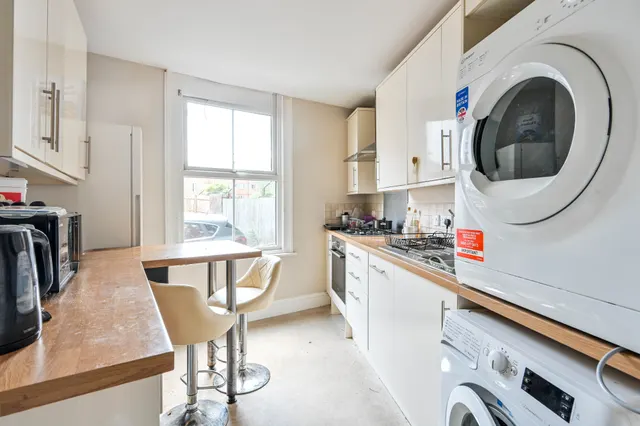 Photo 2 — 19 Acacia Road, Guildford