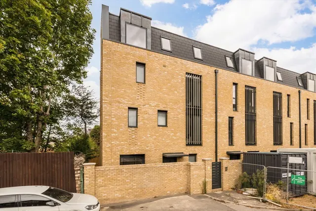 Bryanston Close, UB2, photo 1