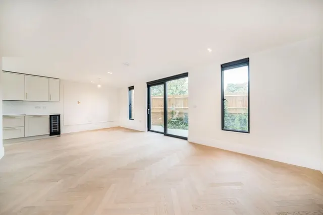 Bryanston Close, UB2, photo 2