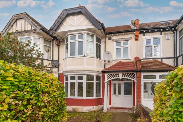 42 Kilmartin Avenue, London, photo 1