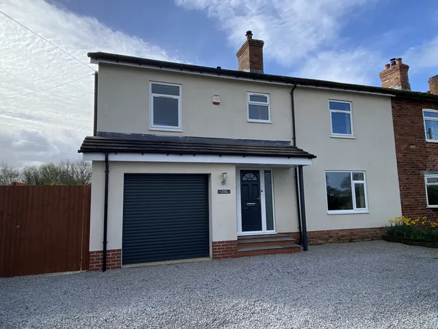 Railway Cottages, Moss, DN6 0HF, photo 1