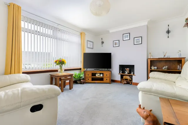 Photo 3 — Thimblehall Drive, Dunfermline, KY12 7RH