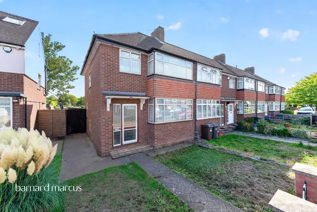 Harvest Road, Feltham, TW13, photo 1