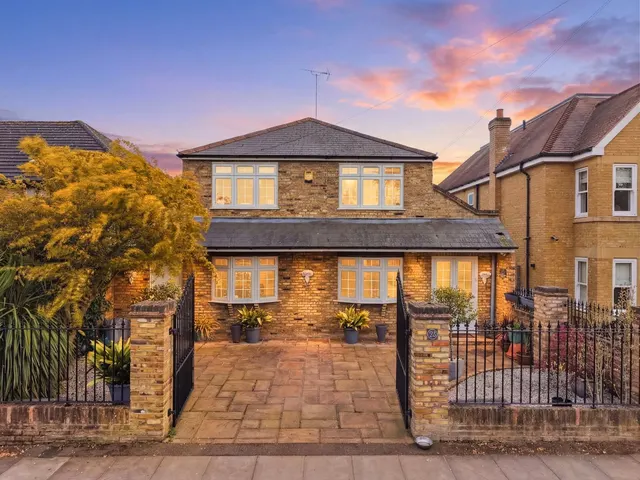 4 bedroom house — Blandford Road, Teddington TW11