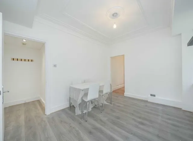 Finchley Road, NW3, photo 2