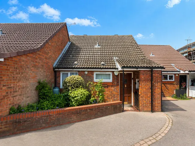 Cavalier Close, Marks Gate, Chadwell Heath, RM6 5EJ, photo 1