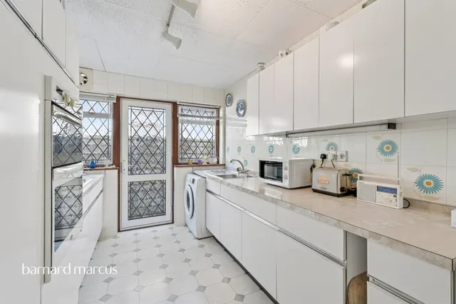 Walsingham Gardens, Epsom, KT19, photo 3