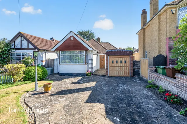 Walsingham Gardens, Epsom, KT19, photo 1