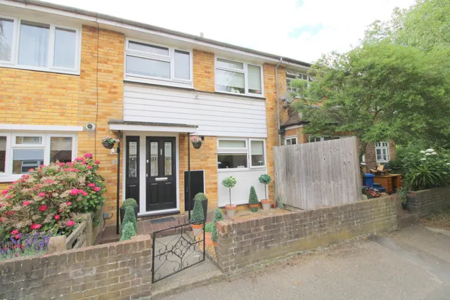 Pigeon Lane, Hampton, photo 1