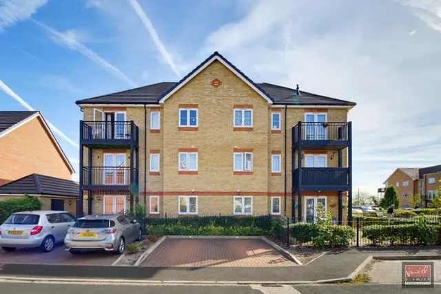 Laburnum Way, Staines-upon-Thames, TW19, photo 1