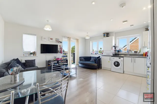 Laburnum Way, Staines-upon-Thames, TW19, photo 2