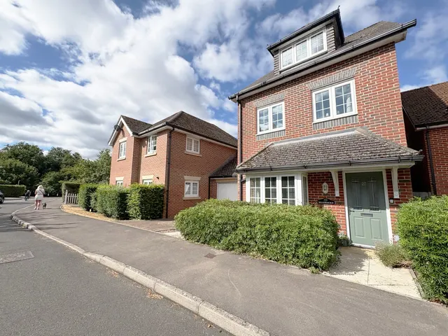 Sycamore Road, Lindford, Bordon, GU35 0RD, photo 1