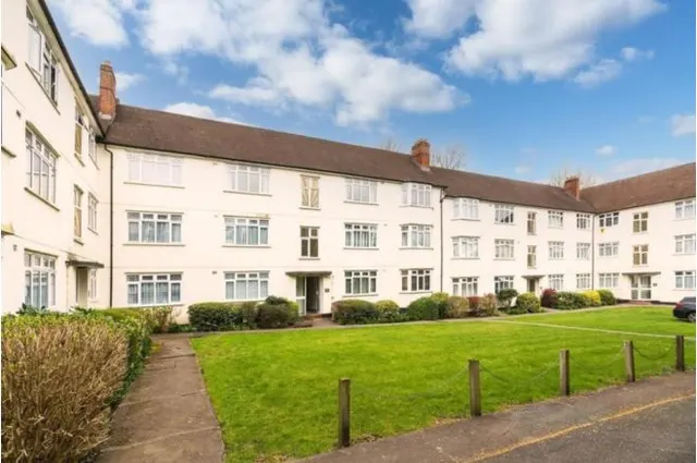 Watford Way, London, NW4, photo 1