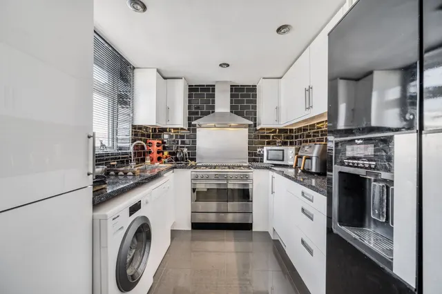 Photo 2 — 20 Lisle Court, Cricklewood Lane, London