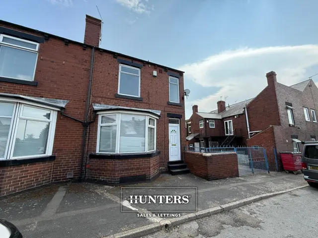 First Avenue, Royston, S71, photo 1