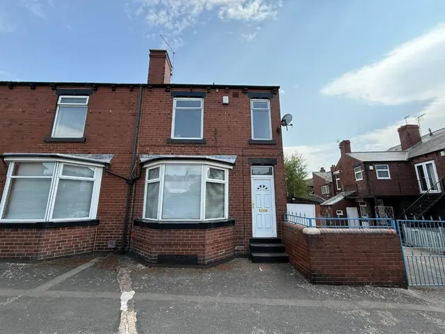 First Avenue, Royston, S71, photo 2