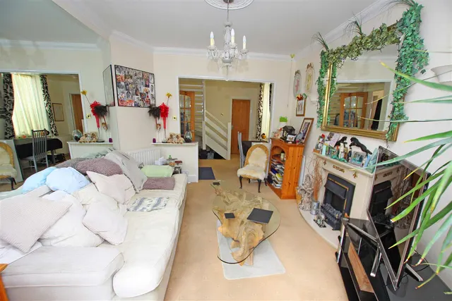 Pine Vale Crescent, Bournemouth, BH10, photo 3