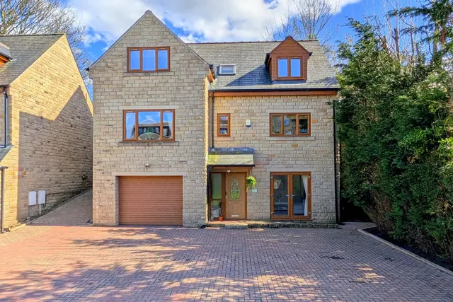 4 bedroom house, Tofts Grove, Brighouse, HD6