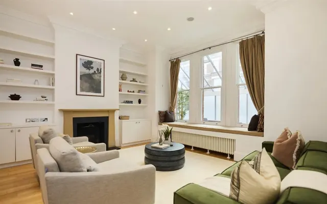Substantial Five-Bedroom Victorian Fa, photo 3