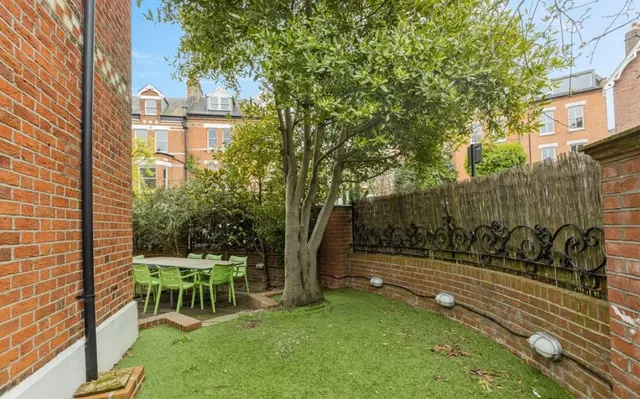 Substantial Five-Bedroom Victorian Fa, photo 2