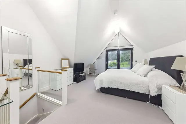 Photo 3 — Chestnut Avenue, Guildford, Surrey, GU2 4AE