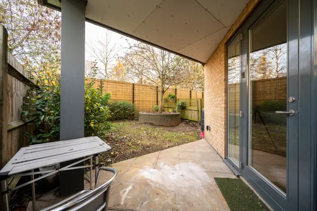 Photo 3 — Flat 1, Maple Court, London