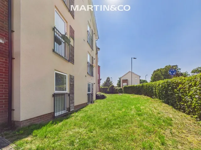 Gibson Drive, Bracknell, photo 1