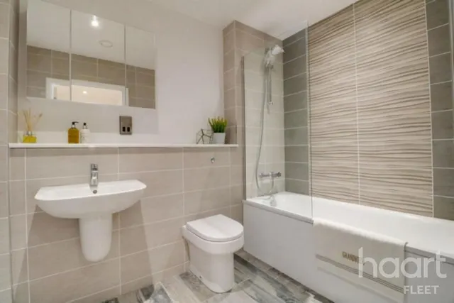 Farnborough Road, GU14, photo 2