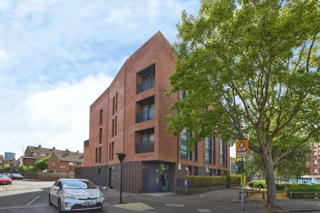 Fords Park Road, London, E16, photo 1