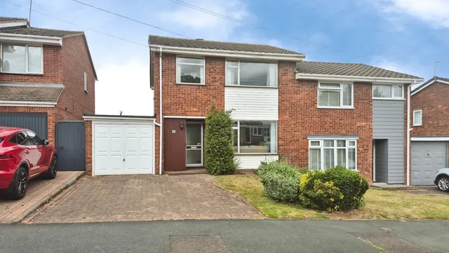 Redwood Drive, Burntwood, photo 1