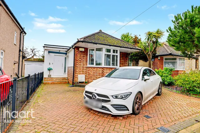 Caterham Avenue, Clayhall, IG5, photo 1