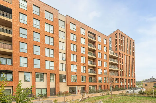 Flat 15, Quassia House, 36 Thonrey Close, London, photo 1