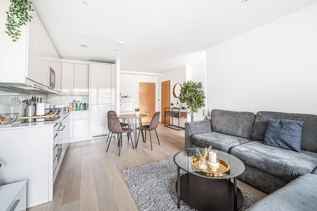 Photo 2 — Flat 15, Quassia House, 36 Thonrey Close, London