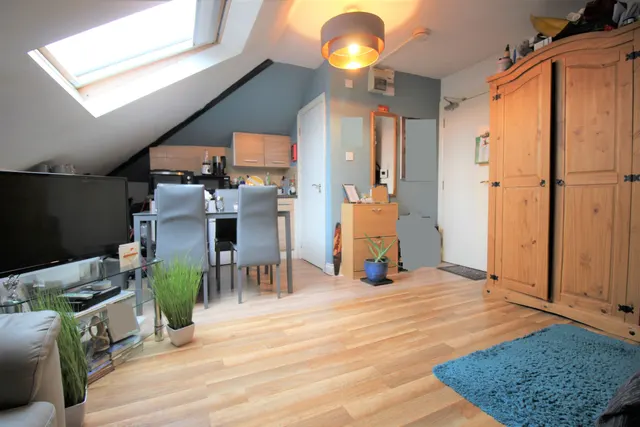 Brent Street, Hendon, NW4, photo 2