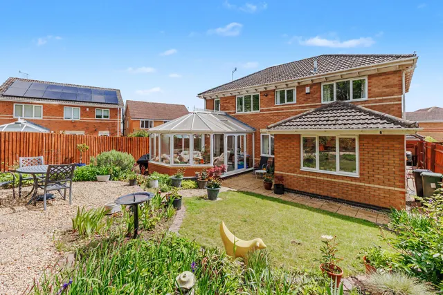 Photo 3 — Conningsby Drive, Pershore, WR10