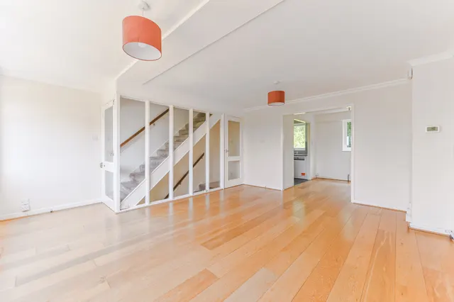 Photo 3 — 4 Chichele Gardens, Croydon