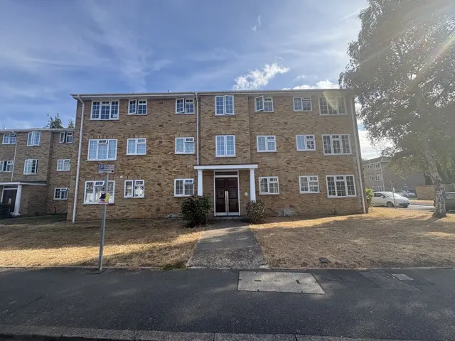 Waters Drive, Staines, TW18, photo 1