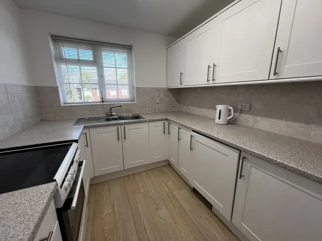 Waters Drive, Staines, TW18, photo 2