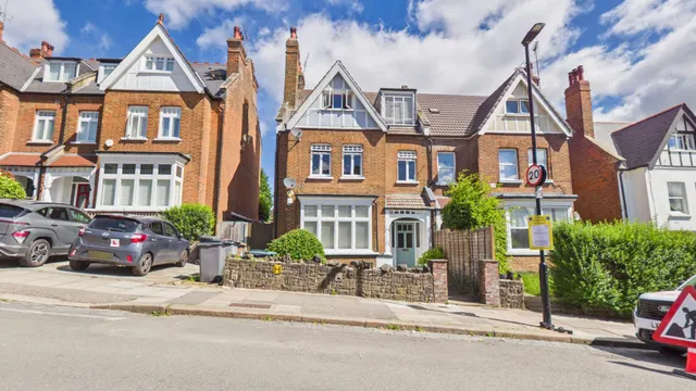 Onslow Gardens, London, N10, photo 1