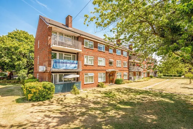 Queenswood Avenue, TW12, photo 1